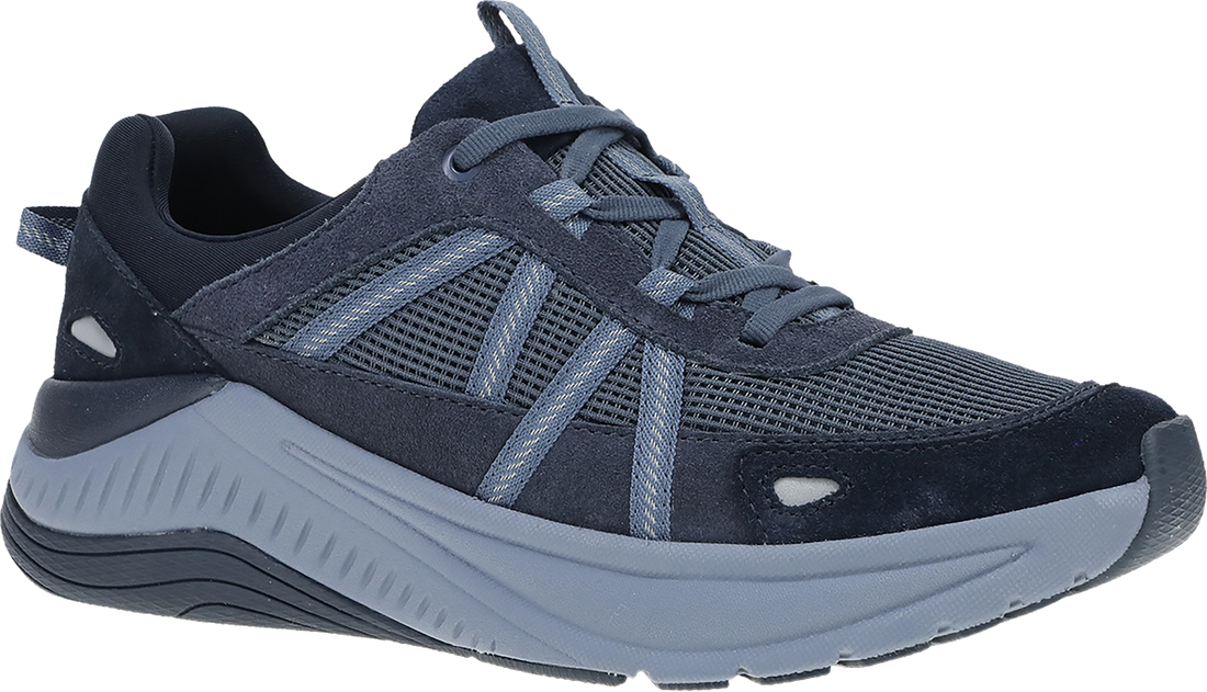 Quarter turn view Women&